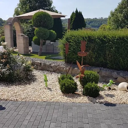 לינה וארוחת בוקר Garni Am Schloss Kottenheim