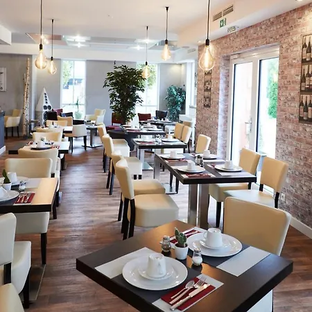 Garni Am Schloss 住宿加早餐酒店 Kottenheim